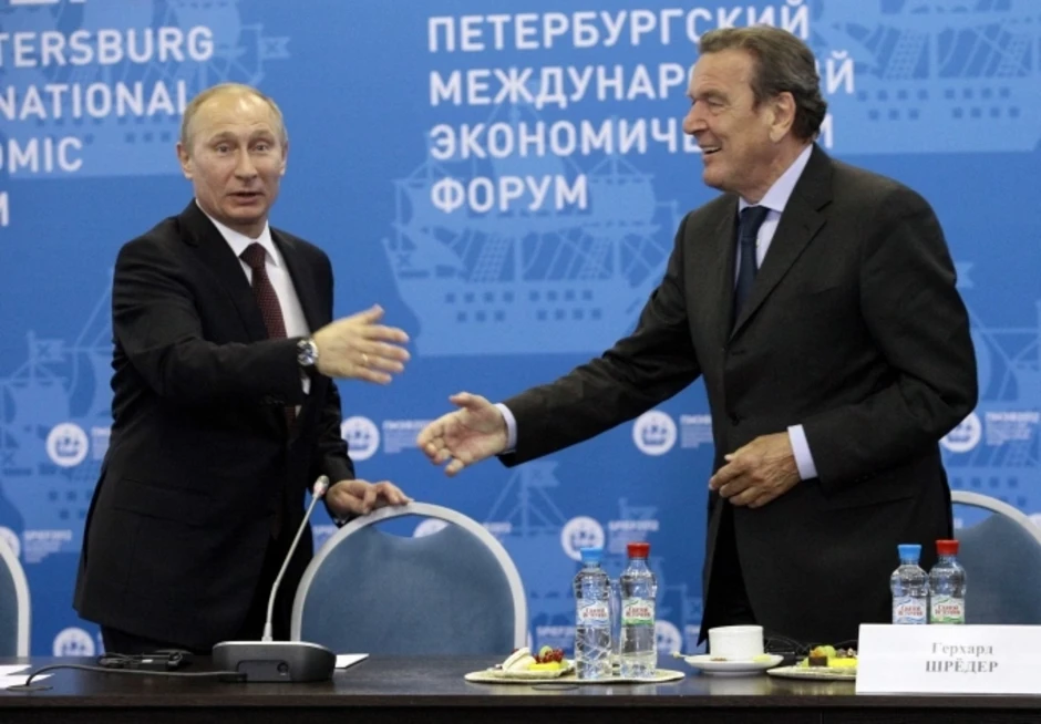 Lý do ông Putin muốn cựu thủ tướng Đức làm 'người hòa giải' với châu Âu Lý do ông Putin muốn cựu thủ tướng Đức làm 'người hòa giải' với châu Âu