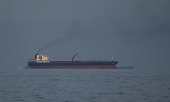 Những con tàu vẫn đi qua eo biển Hormuz