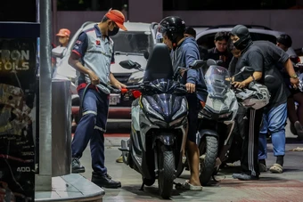 Những quốc gia bị ảnh hưởng khi giá xăng toàn cầu tăng vọt vì chiến sự Iran