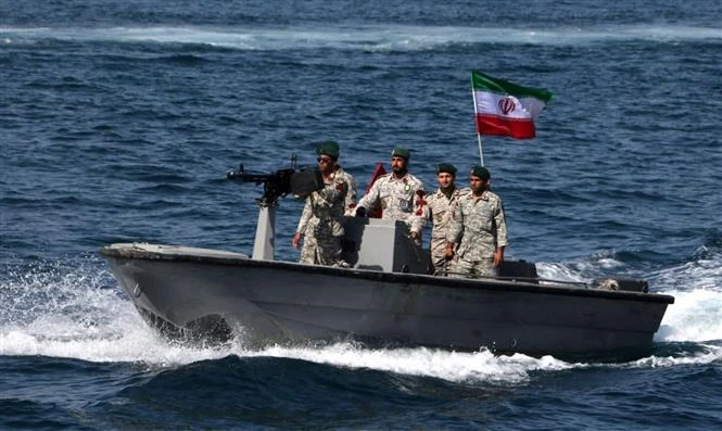 Oman mắc kẹt trong cuộc đấu quyền kiểm soát eo biển Hormuz Oman mắc kẹt trong cuộc đấu quyền kiểm soát eo biển Hormuz