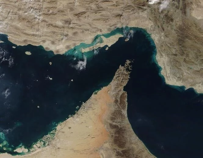 Tàu thuyền qua eo biển Hormuz đang dè chừng Iran hay Mỹ hơn? Tàu thuyền qua eo biển Hormuz đang dè chừng Iran hay Mỹ hơn?