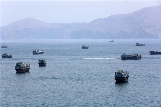 Tàu thuyền qua eo biển Hormuz đang dè chừng Iran hay Mỹ hơn? Tàu thuyền qua eo biển Hormuz đang dè chừng Iran hay Mỹ hơn?
