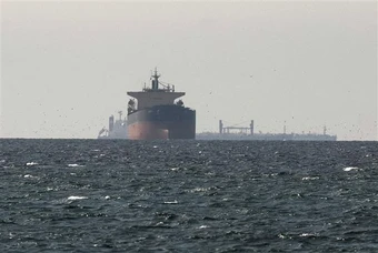 Tàu thuyền qua eo biển Hormuz đang dè chừng Iran hay Mỹ hơn?