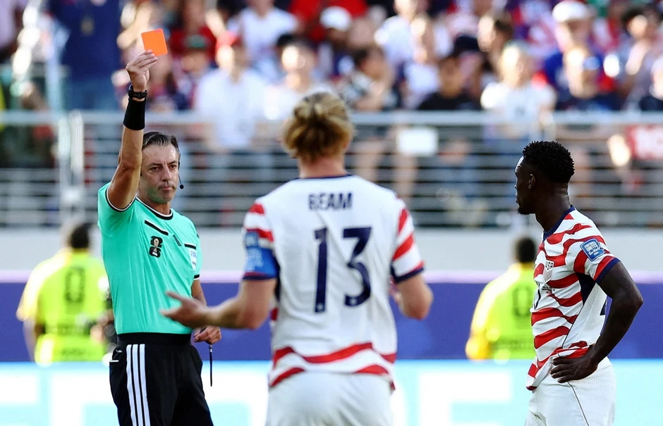 Thẻ đỏ của Balogun, cuộc gọi của ông Trump và những câu hỏi đặt ra cho FIFA Thẻ đỏ của Balogun, cuộc gọi của ông Trump và những câu hỏi đặt ra cho FIFA