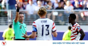 Thẻ đỏ của Balogun, cuộc gọi của ông Trump và những câu hỏi đặt ra cho FIFA