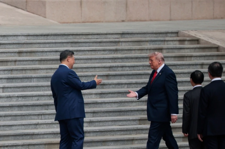Thông điệp từ 5 cú vỗ của ông Trump khi bắt tay ông Tập