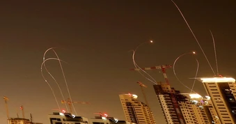 Toàn cảnh xung đột Trung Đông: Israel báo động khẩn, phòng không khai hỏa