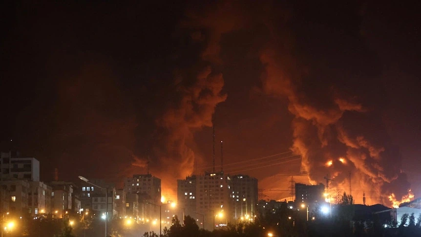 Toàn cảnh xung đột Trung Đông: Tên lửa Iran xé toạc bầu trời, phòng không Israel "tắt điện" bất lực - Mưa đen khủng khiếp xảy ra ở Iran Toàn cảnh xung đột Trung Đông: Tên lửa Iran xé toạc bầu trời, phòng không Israel "tắt điện" bất lực - Mưa đen khủng khiếp xảy ra ở Iran
