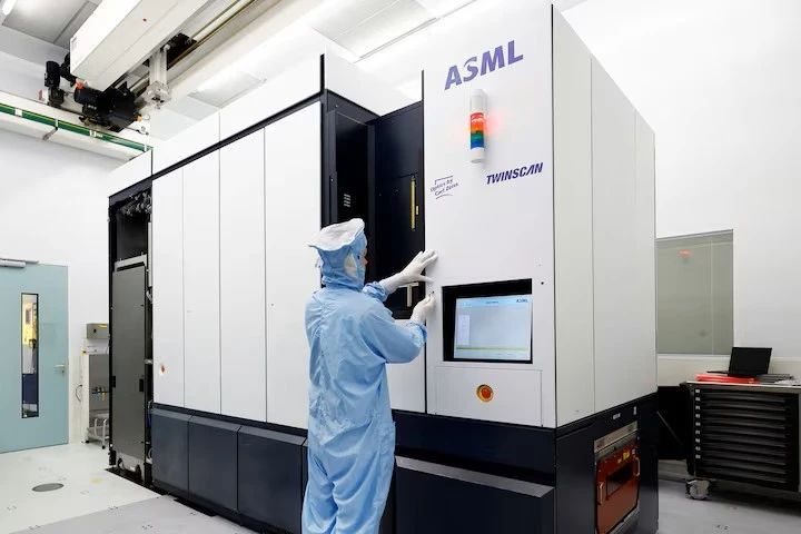 Trung Quốc phá vòng kiềm chế của phương Tây với máy quang khắc DUV nội địa Trung Quốc phá vòng kiềm chế của phương Tây với máy quang khắc DUV nội địa