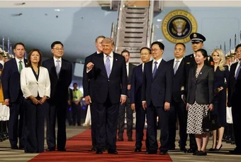 Trung Quốc phát tín hiệu gì qua cách đón tiếp Tổng thống Trump tại sân bay?