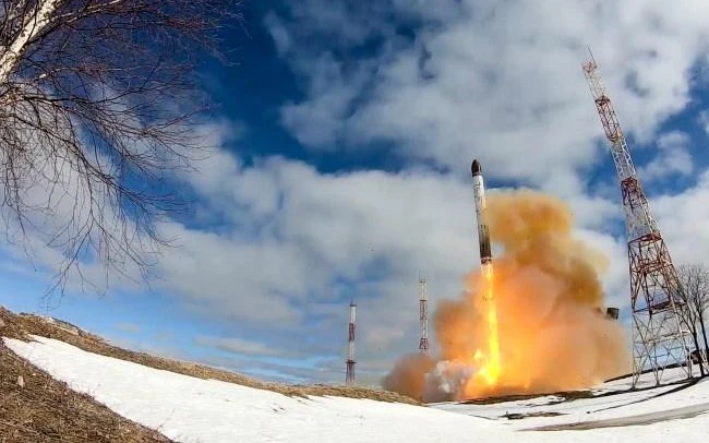 UAV Nga lao đến với tốc độ phản lực 600 km/h - Chỉ huy Ukraine thừa nhận “không biết phải làm gì” UAV Nga lao đến với tốc độ phản lực 600 km/h - Chỉ huy Ukraine thừa nhận “không biết phải làm gì”