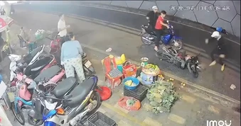 [CLIP] Nhóm người mang hung khí truy đuổi, đập phá xe máy giữa trung tâm TPHCM