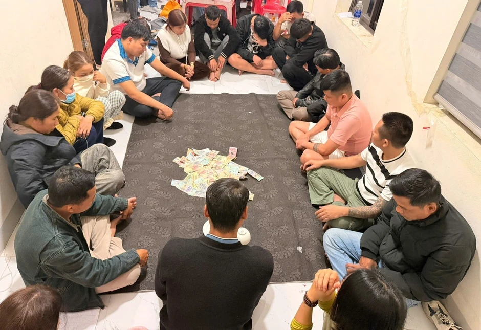 ‘Con bạc’ chạy tán loạn khi lực lượng chức năng đột kích lúc nửa đêm ‘Con bạc’ chạy tán loạn khi lực lượng chức năng đột kích lúc nửa đêm