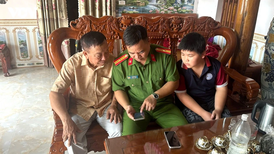 “Gần dân nhất” để xây dựng phong trào toàn dân bảo vệ an ninh Tổ quốc “Gần dân nhất” để xây dựng phong trào toàn dân bảo vệ an ninh Tổ quốc