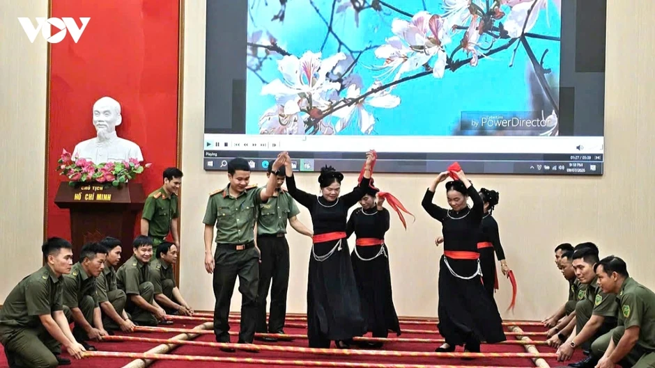 “Gần dân nhất” để xây dựng phong trào toàn dân bảo vệ an ninh Tổ quốc “Gần dân nhất” để xây dựng phong trào toàn dân bảo vệ an ninh Tổ quốc