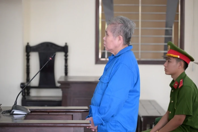 “Nữ ‘thầy bói’ nổ có người phù hộ, lừa gần 100 tỉ đồng” “Nữ ‘thầy bói’ nổ có người phù hộ, lừa gần 100 tỉ đồng”
