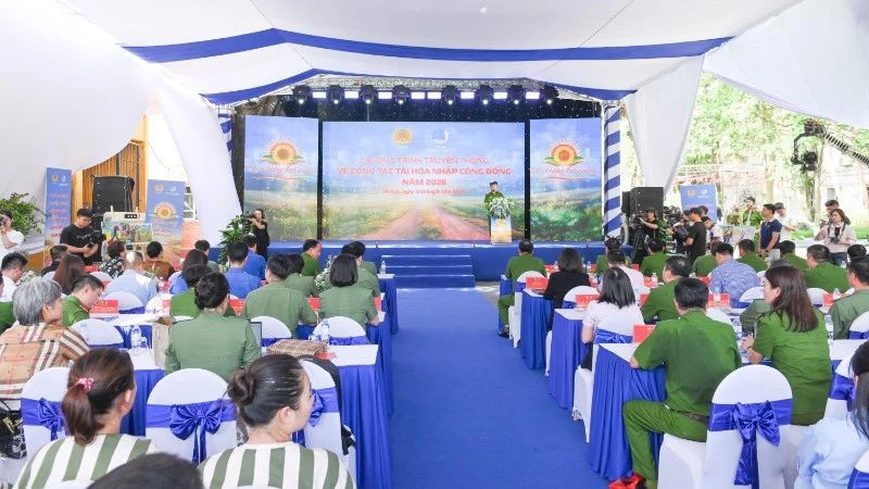 "Đi về hướng bình minh"- niềm tin dẫn lối về tương lai tươi sáng "Đi về hướng bình minh"- niềm tin dẫn lối về tương lai tươi sáng