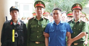 "Trùm" ma túy Bùi Đình Khánh được dẫn giải tới tòa