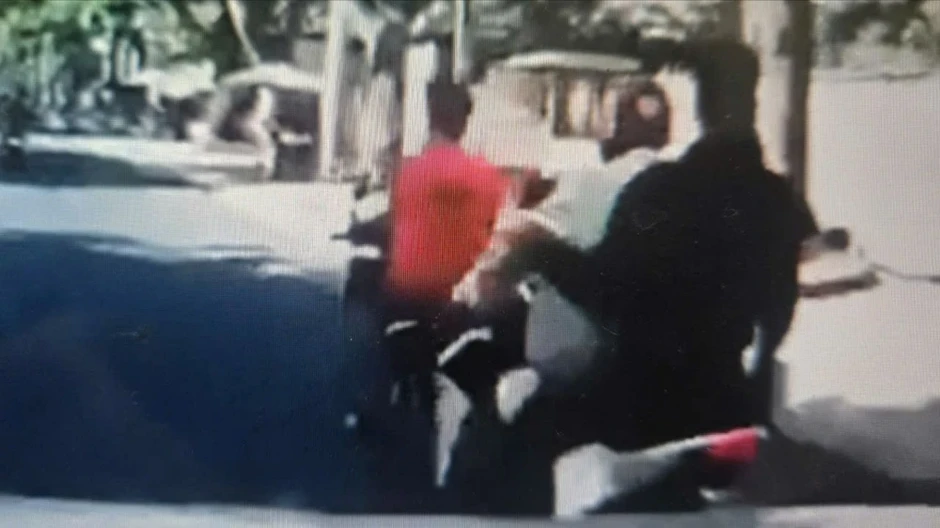 1 người chạy xe máy ngã xuống đường sau khi bị tấn công 1 người chạy xe máy ngã xuống đường sau khi bị tấn công