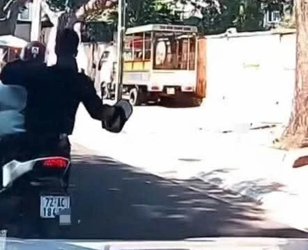 1 người chạy xe máy ngã xuống đường sau khi bị tấn công 1 người chạy xe máy ngã xuống đường sau khi bị tấn công