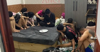 10 nam nữ tổ chức "tiệc ma túy" trong phòng ngủ