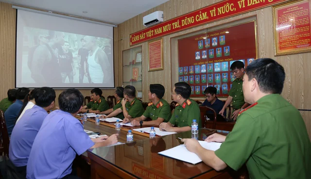 100 cán bộ, chiến sĩ đồng loạt khám xét 4 địa điểm: Bắt khẩn cấp Đào Ngọc Giàu cùng 9 người khác 100 cán bộ, chiến sĩ đồng loạt khám xét 4 địa điểm: Bắt khẩn cấp Đào Ngọc Giàu cùng 9 người khác