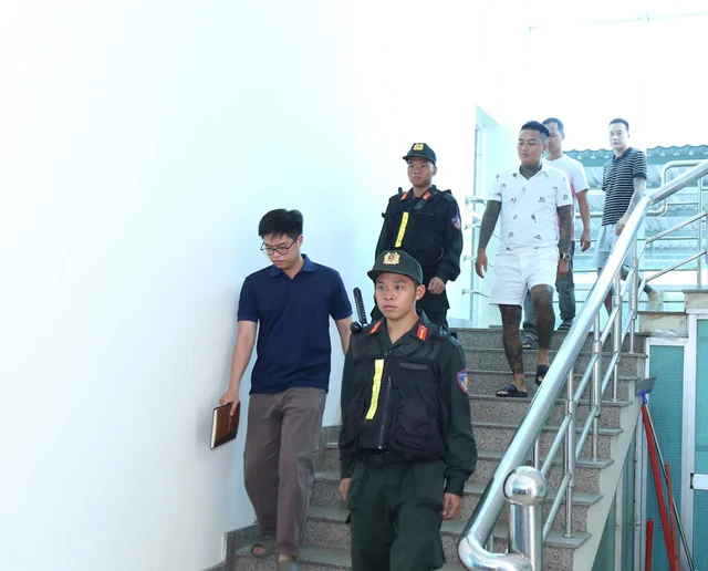 100 cán bộ, chiến sĩ đồng loạt khám xét 4 địa điểm: Bắt khẩn cấp Đào Ngọc Giàu cùng 9 người khác 100 cán bộ, chiến sĩ đồng loạt khám xét 4 địa điểm: Bắt khẩn cấp Đào Ngọc Giàu cùng 9 người khác
