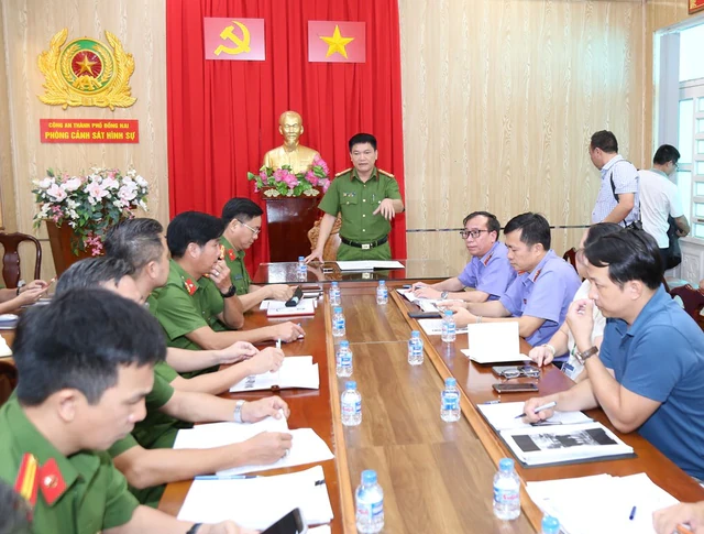 100 cán bộ, chiến sĩ đồng loạt khám xét 4 địa điểm: Bắt khẩn cấp Đào Ngọc Giàu cùng 9 người khác 100 cán bộ, chiến sĩ đồng loạt khám xét 4 địa điểm: Bắt khẩn cấp Đào Ngọc Giàu cùng 9 người khác
