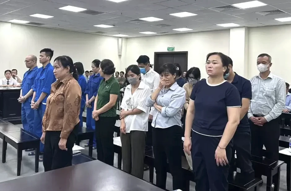 11 cựu cán bộ "chạy" giấy phép cho 686 phòng khám, hiệu thuốc hầu tòa