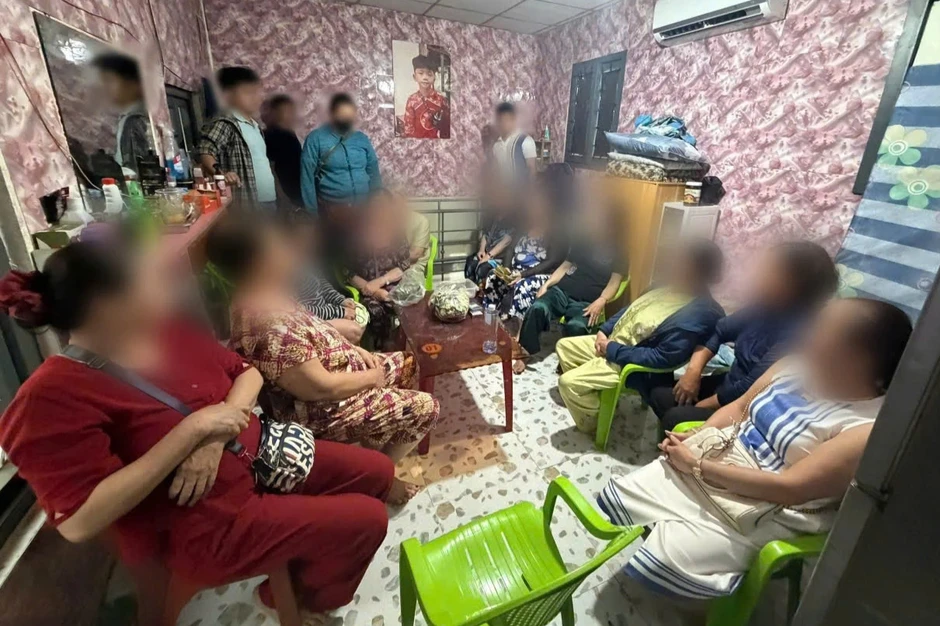 11 "quý bà" say sưa sát phạt tại ngôi nhà trong hẻm sâu 11 "quý bà" say sưa sát phạt tại ngôi nhà trong hẻm sâu