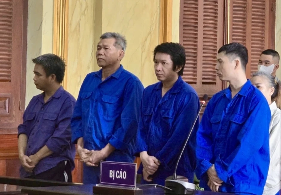 12 cựu cảnh sát 'giải cứu người nghiện' lĩnh án