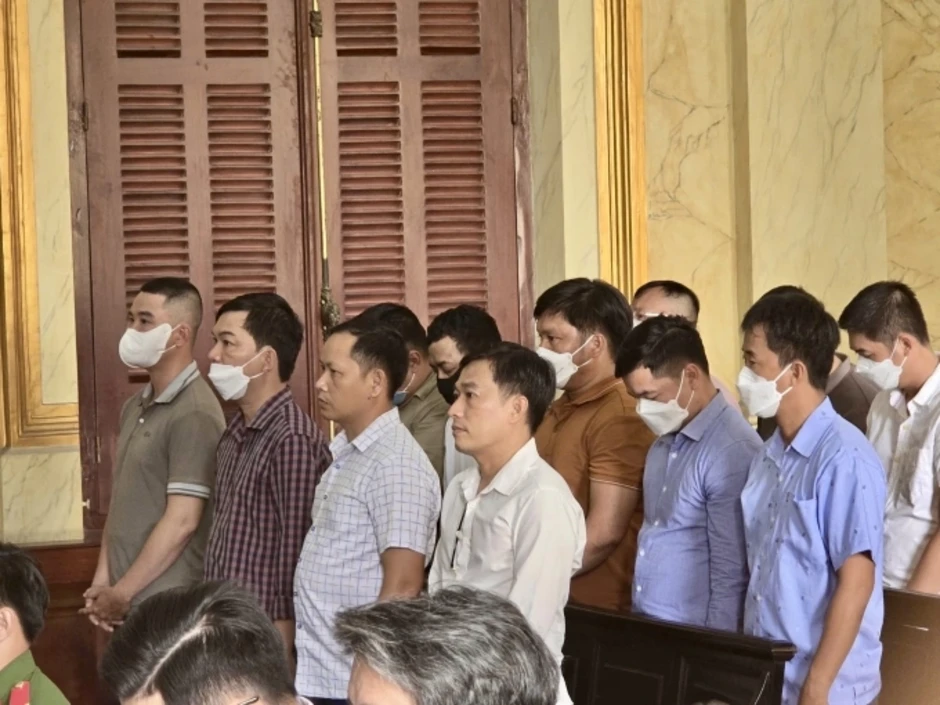 12 cựu cảnh sát 'giải cứu người nghiện' lĩnh án