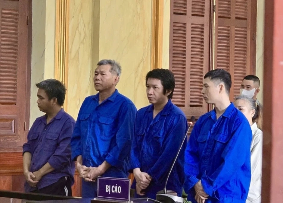 12 cựu công an ra tòa trong vụ 'giải cứu' người nghiện 12 cựu công an ra tòa trong vụ 'giải cứu' người nghiện