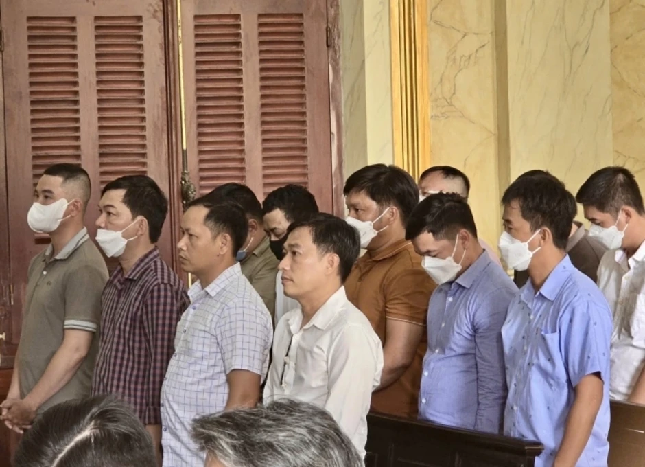 12 cựu công an ra tòa trong vụ 'giải cứu' người nghiện 12 cựu công an ra tòa trong vụ 'giải cứu' người nghiện