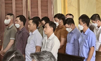 12 cựu công an ra tòa trong vụ 'giải cứu' người nghiện