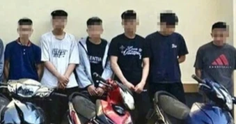 12 thanh thiếu niên mang dao kiếm truy đuổi người đi đường