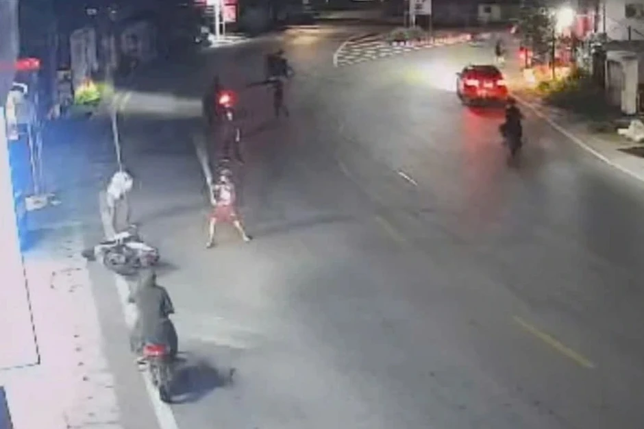 13 thanh niên bị khởi tố sau cuộc truy đuổi, đập phá xe máy 13 thanh niên bị khởi tố sau cuộc truy đuổi, đập phá xe máy