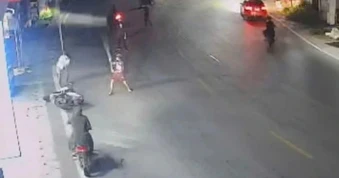 13 thanh niên bị khởi tố sau cuộc truy đuổi, đập phá xe máy