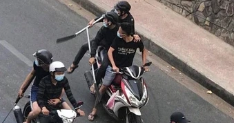 13 thanh thiếu niên cầm dao truy đuổi hai người dân