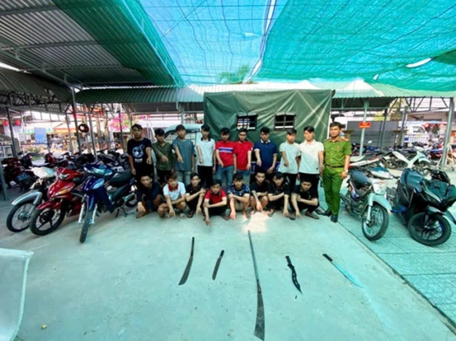 17 người uống say, mang dao truy sát đối thủ 17 người uống say, mang dao truy sát đối thủ