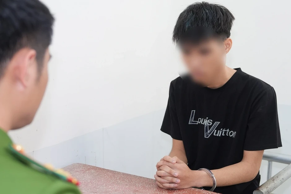 18 thanh thiếu niên đi 9 mô tô lạng lách, ném chai bia trên đường 18 thanh thiếu niên đi 9 mô tô lạng lách, ném chai bia trên đường