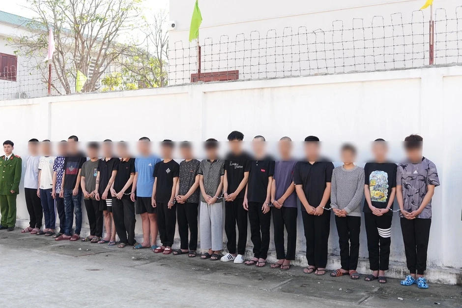 18 thanh thiếu niên đi 9 mô tô lạng lách, ném chai bia trên đường 18 thanh thiếu niên đi 9 mô tô lạng lách, ném chai bia trên đường