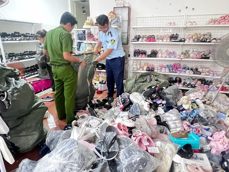 2 chủ shop bị khởi tố vì bán giày dép giả Adidas, Hermes, Nike, Gucci, Crocs 2 chủ shop bị khởi tố vì bán giày dép giả Adidas, Hermes, Nike, Gucci, Crocs