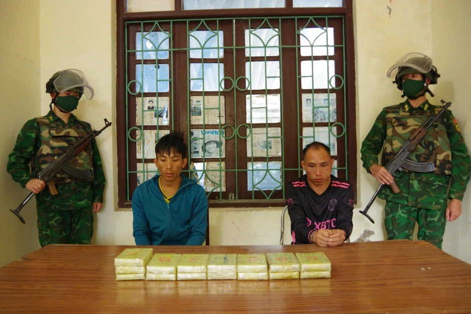 2 đối tượng bị bắt khi đang vận chuyển 15 bánh heroin 2 đối tượng bị bắt khi đang vận chuyển 15 bánh heroin