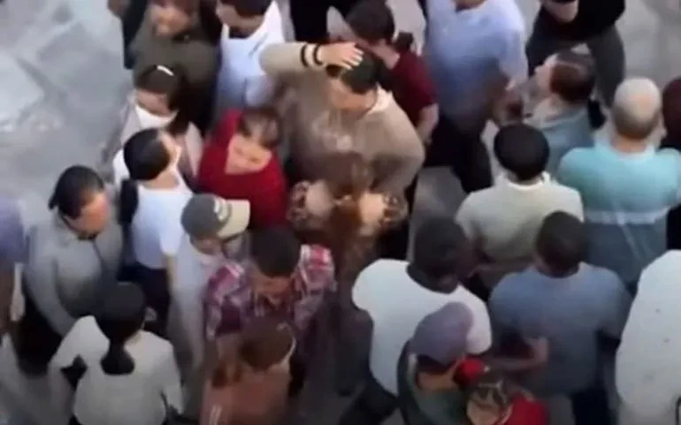 2 giây mất dây chuyền: Thủ đoạn dàn cảnh giật tài sản giữa điểm du lịch đông khách 2 giây mất dây chuyền: Thủ đoạn dàn cảnh giật tài sản giữa điểm du lịch đông khách