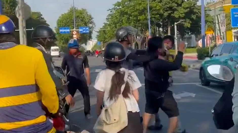 2 người đàn ông đấm nhau túi bụi giữa giao lộ làm nhiều xe máy bị xô ngã 2 người đàn ông đấm nhau túi bụi giữa giao lộ làm nhiều xe máy bị xô ngã