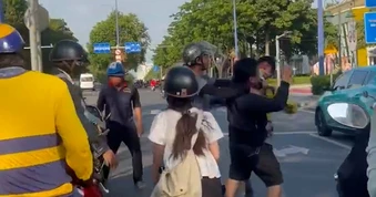 2 người đàn ông đấm nhau túi bụi giữa giao lộ làm nhiều xe máy bị xô ngã