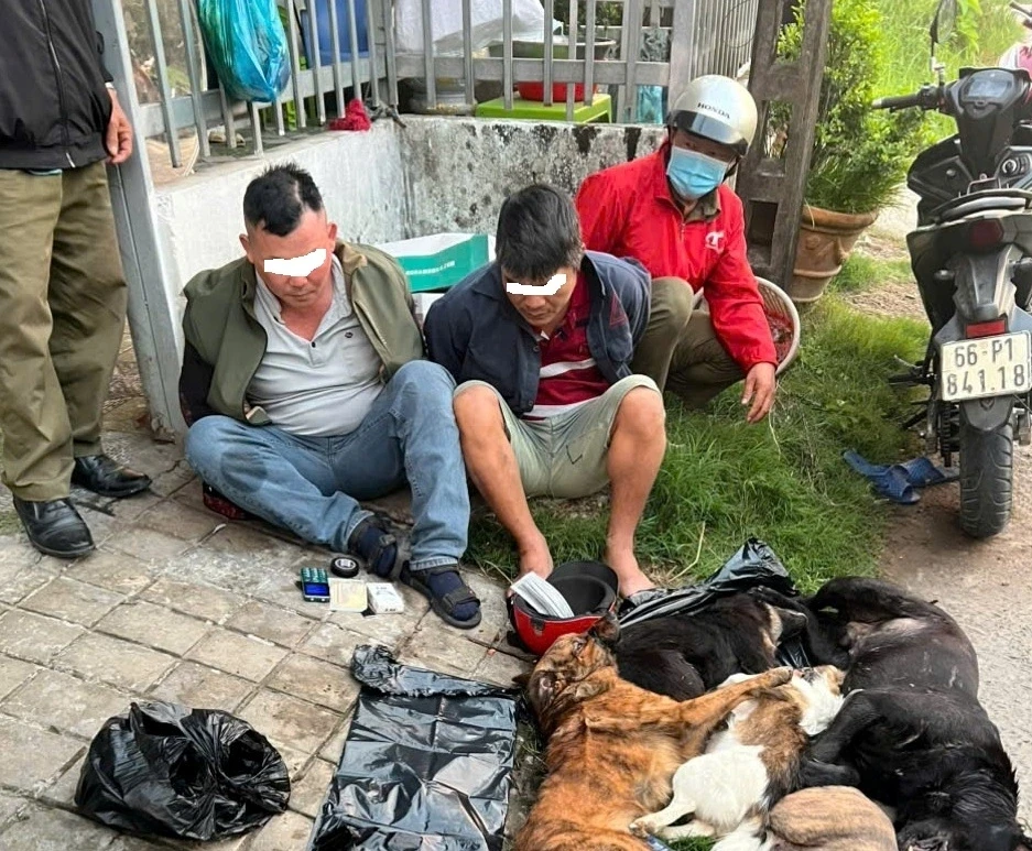 2 tên trộm chó chống trả lực lượng công an khi bị truy bắt 2 tên trộm chó chống trả lực lượng công an khi bị truy bắt