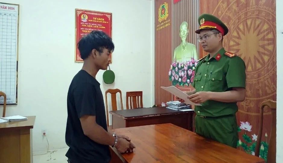 2 thanh niên dùng súng nhựa giả cảnh sát tuần tra để cướp tài sản