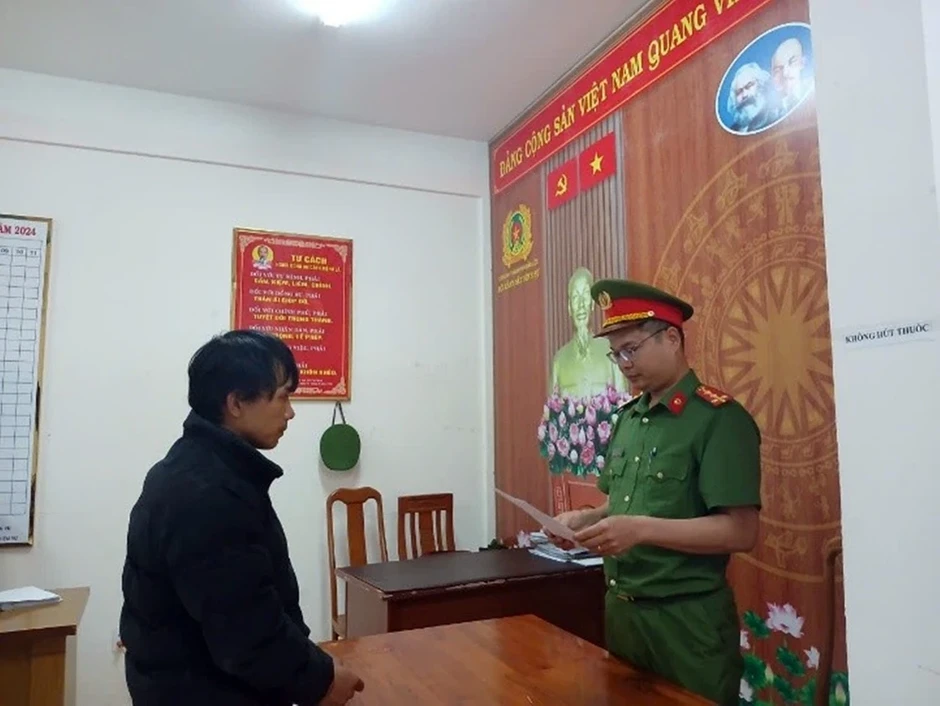 2 thanh niên dùng súng nhựa giả cảnh sát tuần tra để cướp tài sản